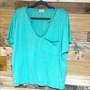 BiBi size Medium Light Green Short Sleeve V-neck Lightweight T-shirt with Pocket